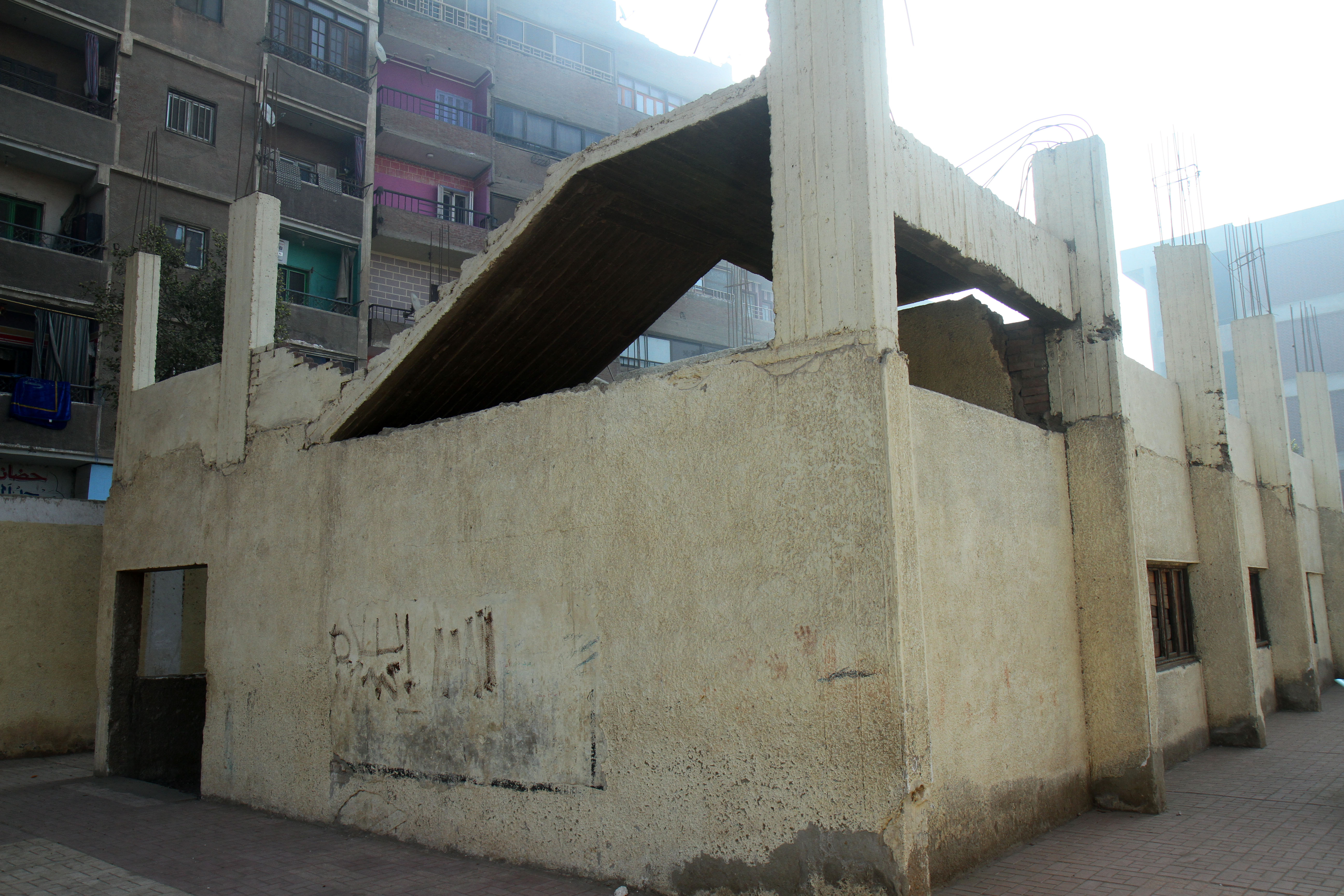 المبنى المهدد بالانهيار بمردسة مصطفى كامل (2)