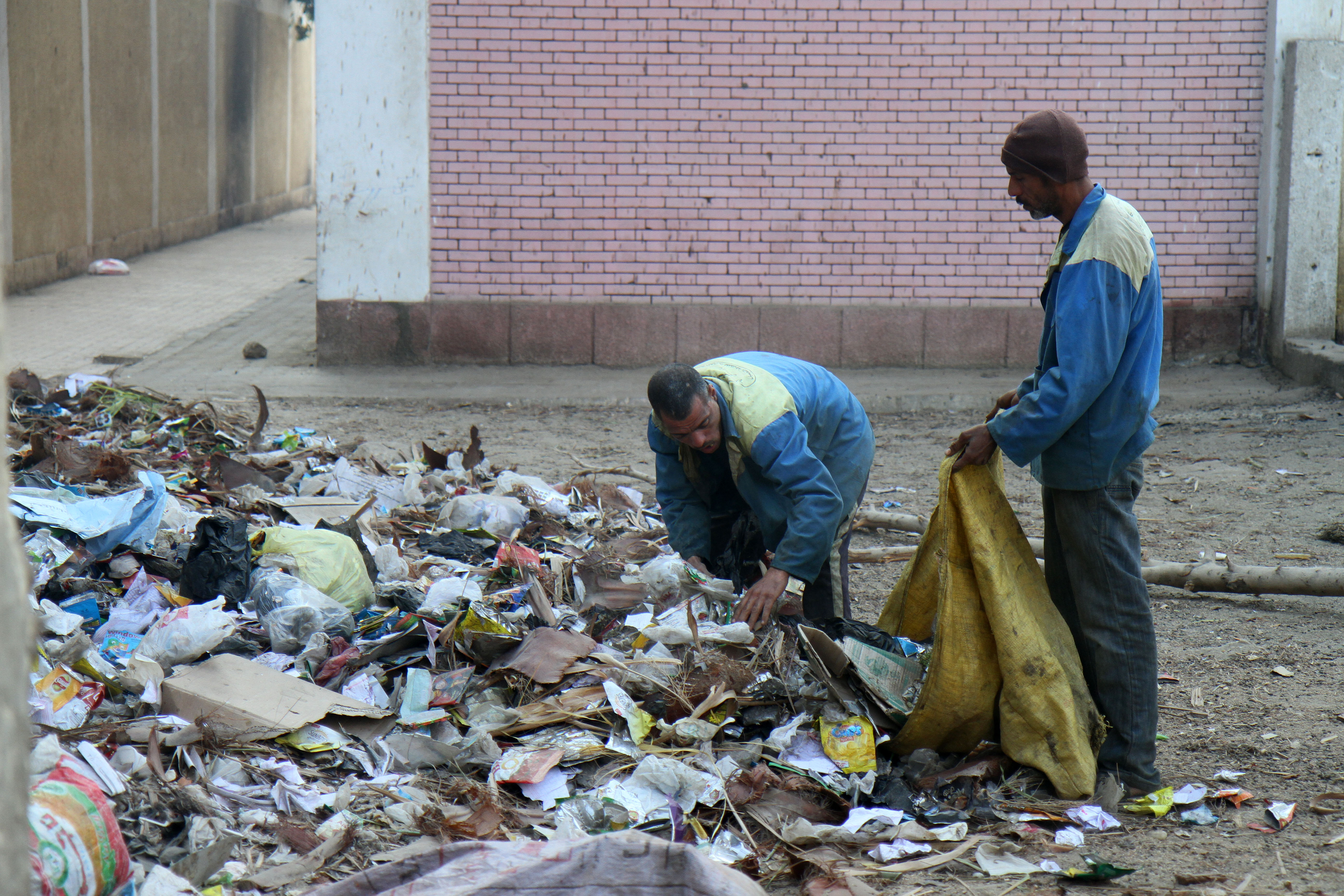 عمال النظافة ترفع القمامة أثناء تواجد اليوم السابع بالمدرسة