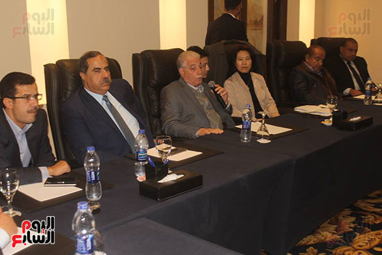 اللواء خالد فودة رئيسة الوفد والقيادات الامنية أثناء الاجتماع