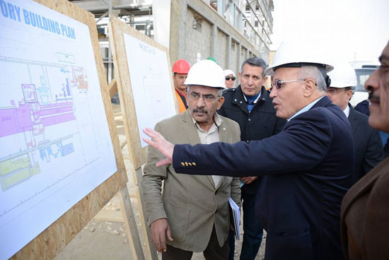 وزير الدولة للانتاج الحربى فى زيارة لعمال مصنع حلوان