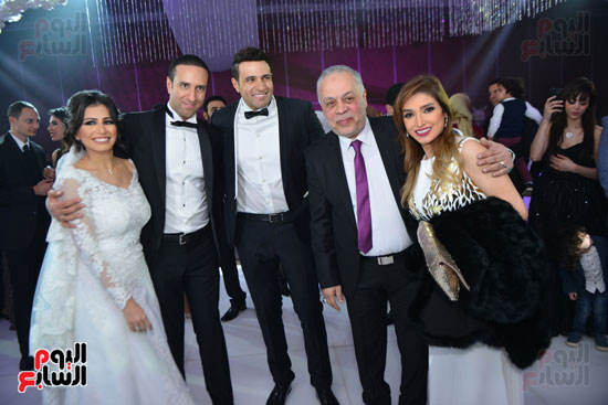 محمد نور يتوسط العروسين وأشرف زكي وروجينا