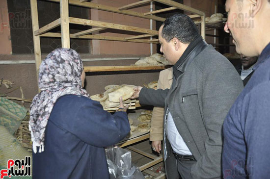 الزميل أحمد عبد الهادى بكير يتحاور مع مواطنة تحصل على الخبز المجانى