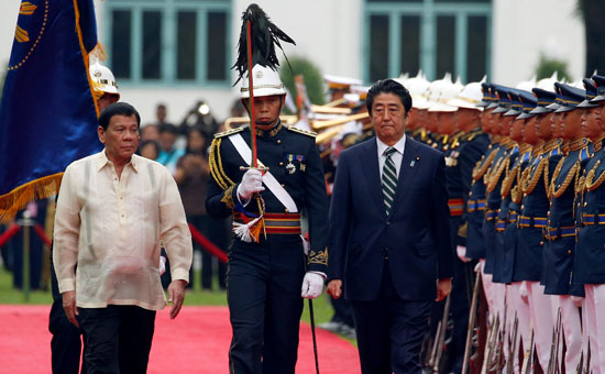 رئيس وزراء اليابان والرئيس الفلبينى