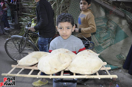 طفل آخر يحصل على الخبز المجانى من مخبز محمد عوف