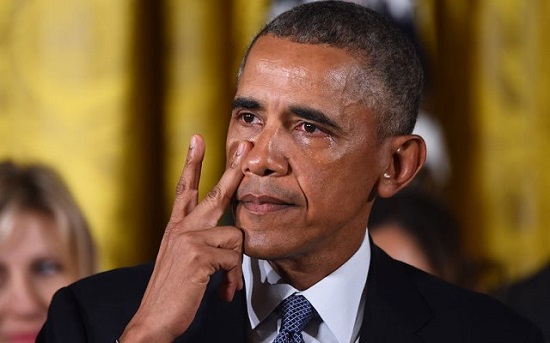 أوباما يجفف دموعه