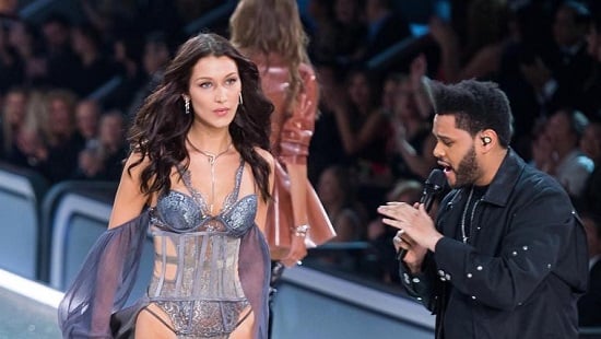 The Weeknd يغنى لبيلا حديد علي الـ runway