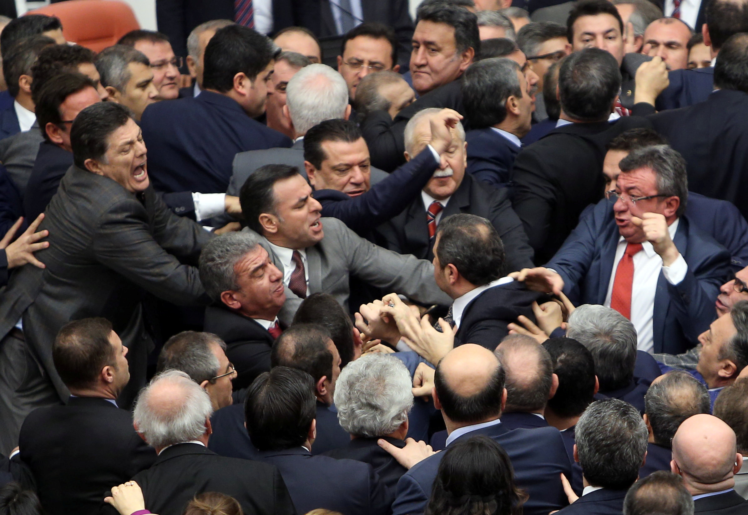 عراك بالأيدى بين نواب الحزب الحاكم والمعارضة فى البرلمان التركى حول إرجاء التصويت على التعديلات الدستورية- رويترز (4)