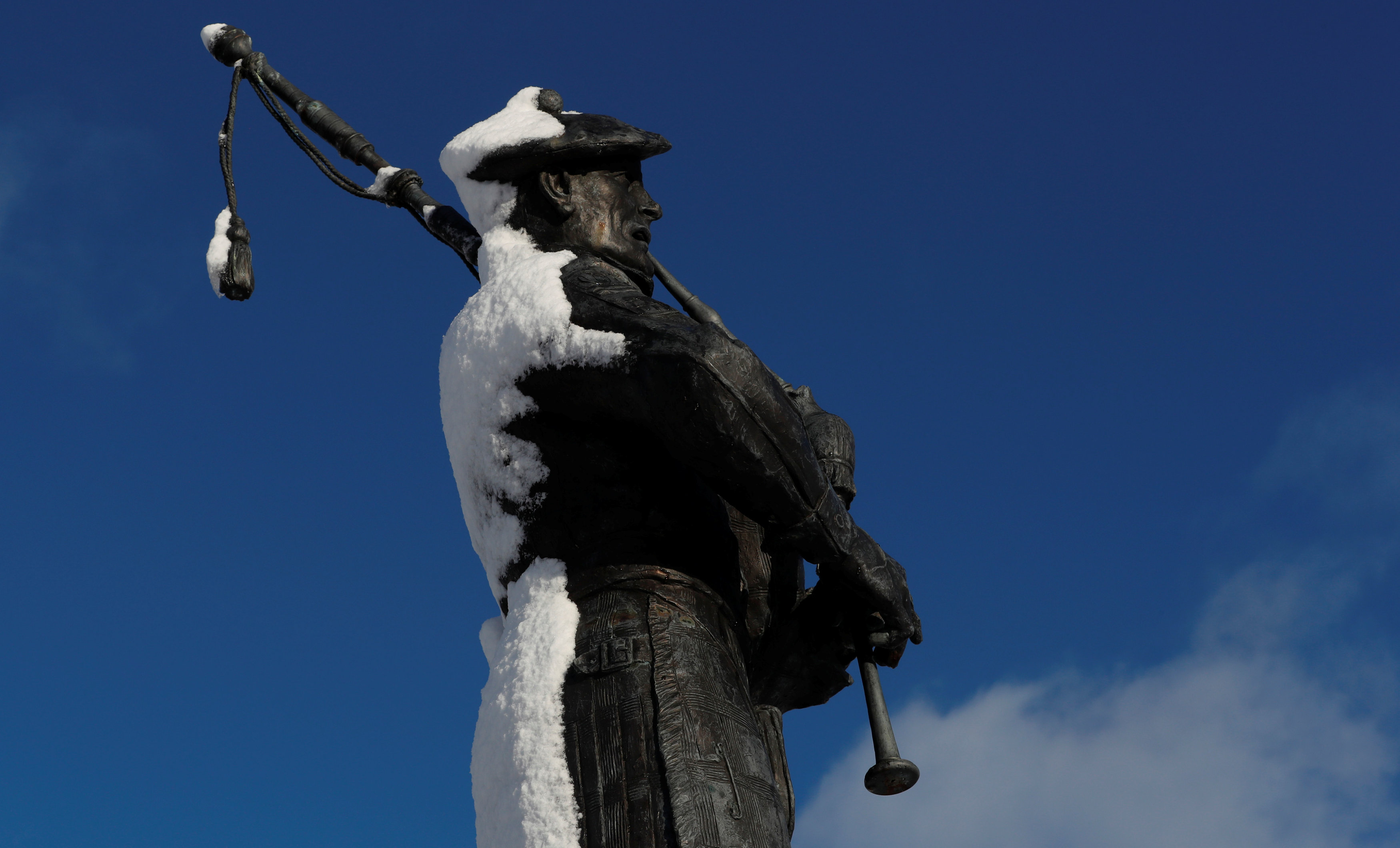 الثلج يغطى تمثال بايبر فى اسكتلندا