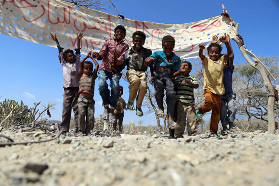 أطفال يمنيون يلعبون فى أحدى مخيمات تعز