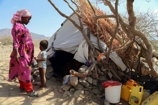 خيمة بسيطة يعيش فيها لاجئون يمنيون فى مدينة تعز