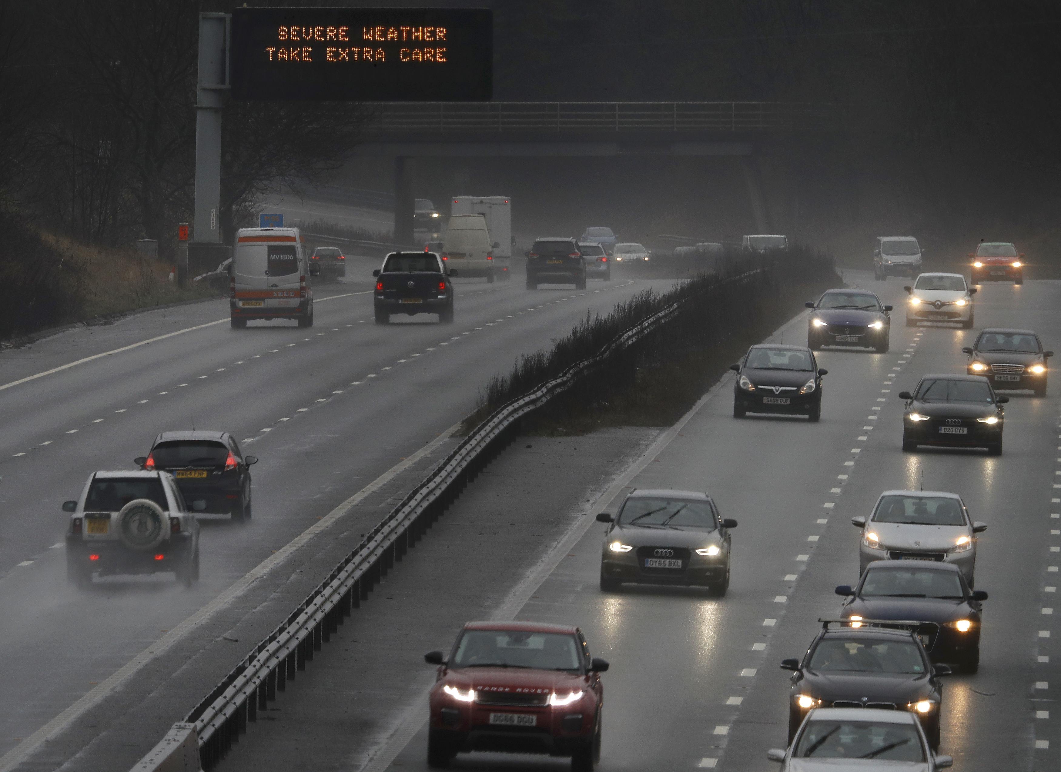 علامات الطرق تحذر السائقين من سوء الأحوال الجوية باسكتلندا
