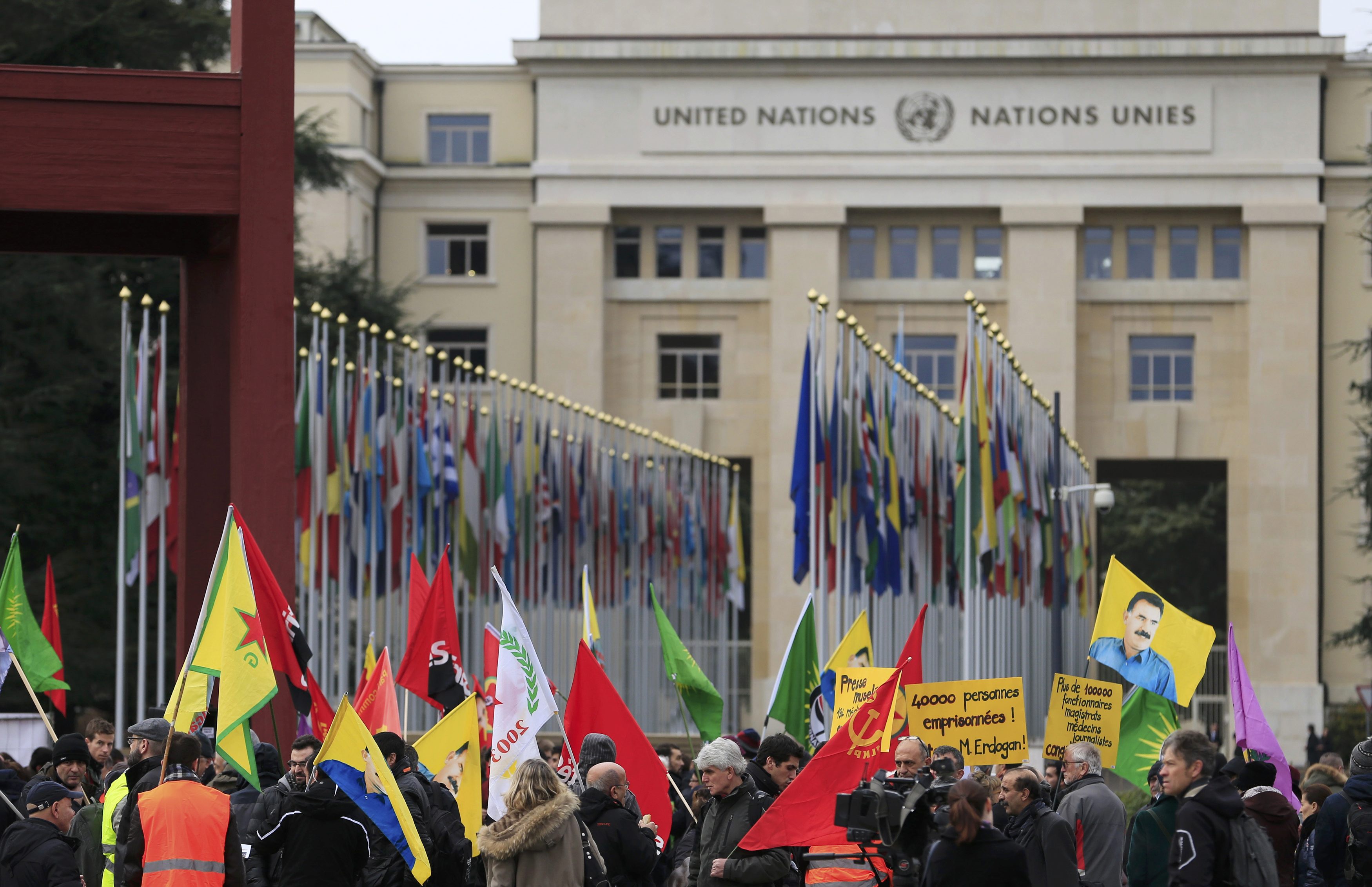 جانب من المظاهرات ضد الرئيس التركى أمام مقر الأمم المتحدة فى جنيف