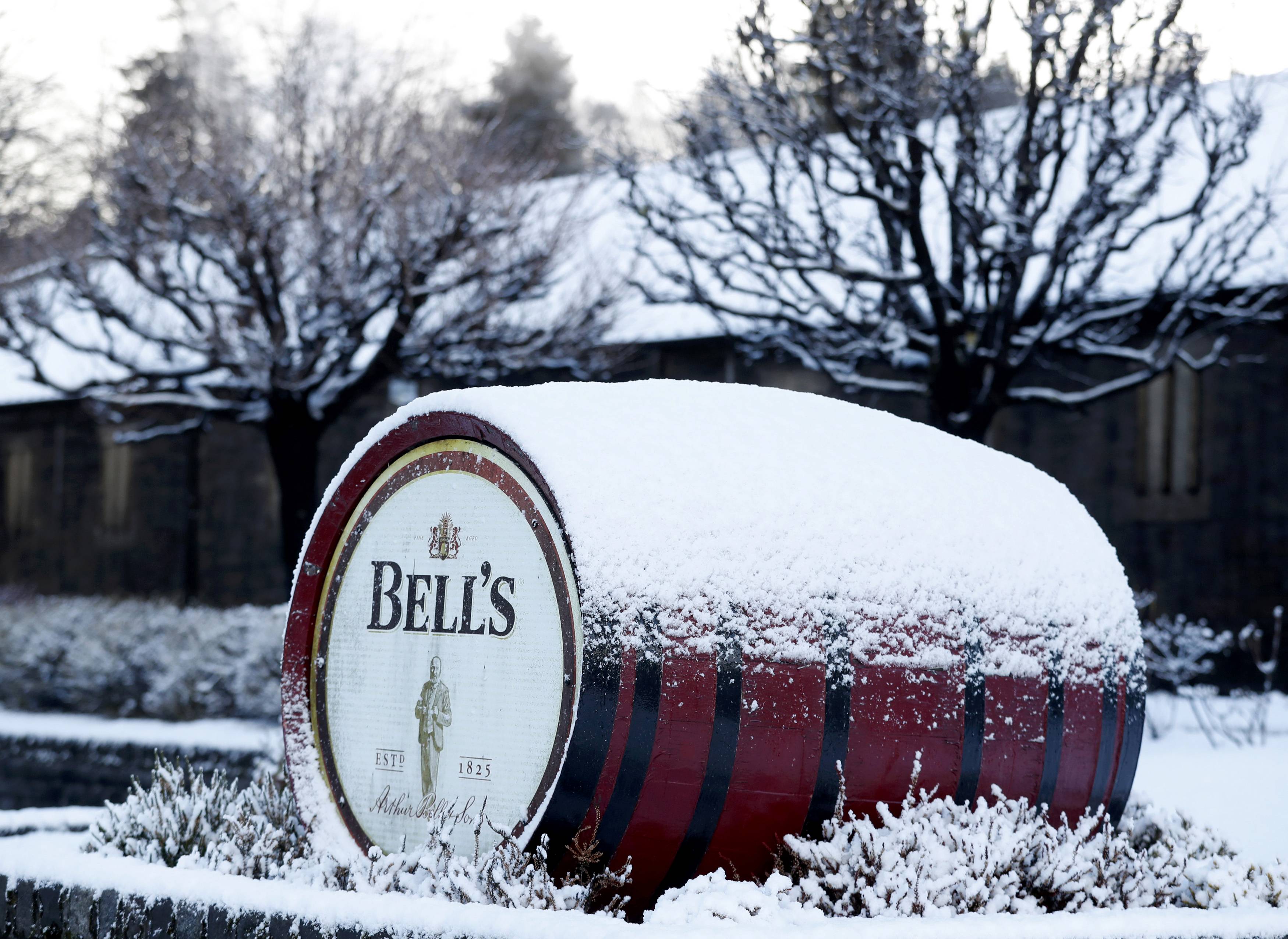 الثلوج تغطى برميل محل للخمور فى اسكتلندا