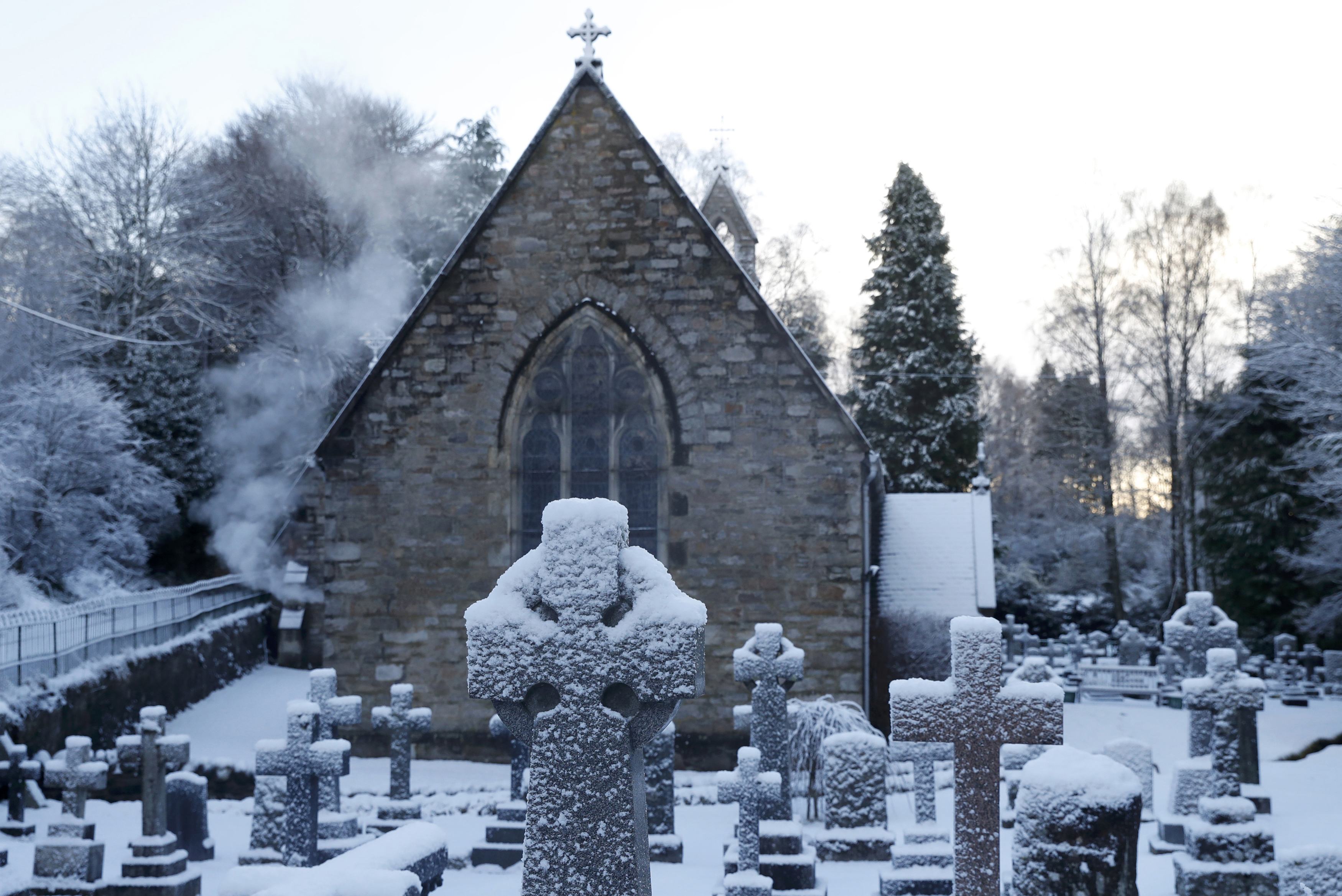 الثلج يغطى الصلبان فى مقابر باسكتلندا