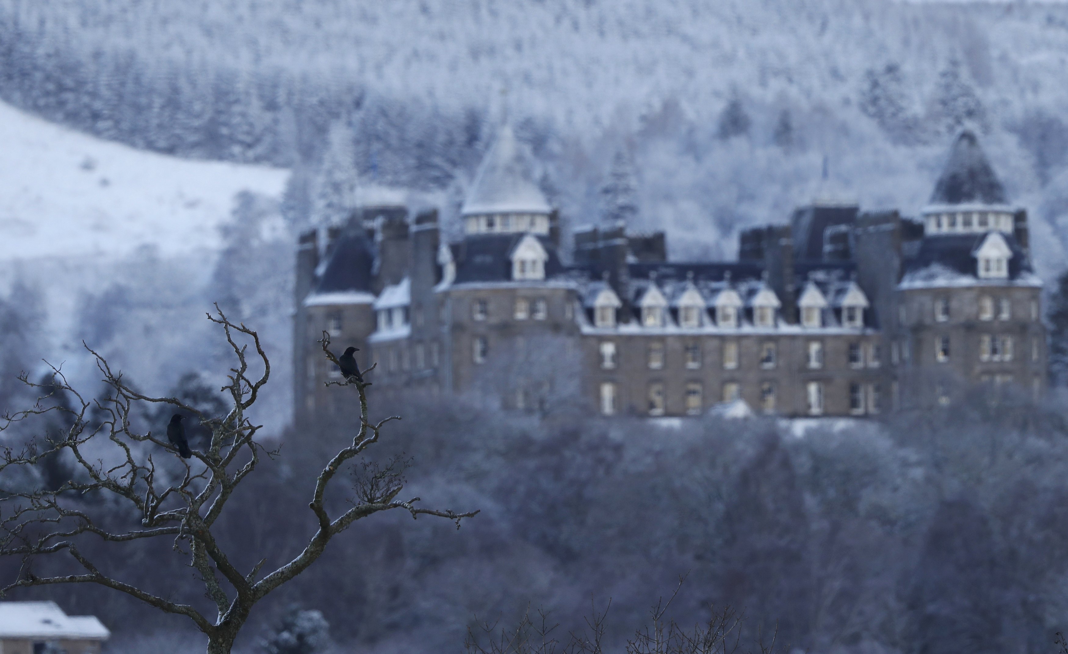 الثلج يغطى قصر فى اسكتلندا