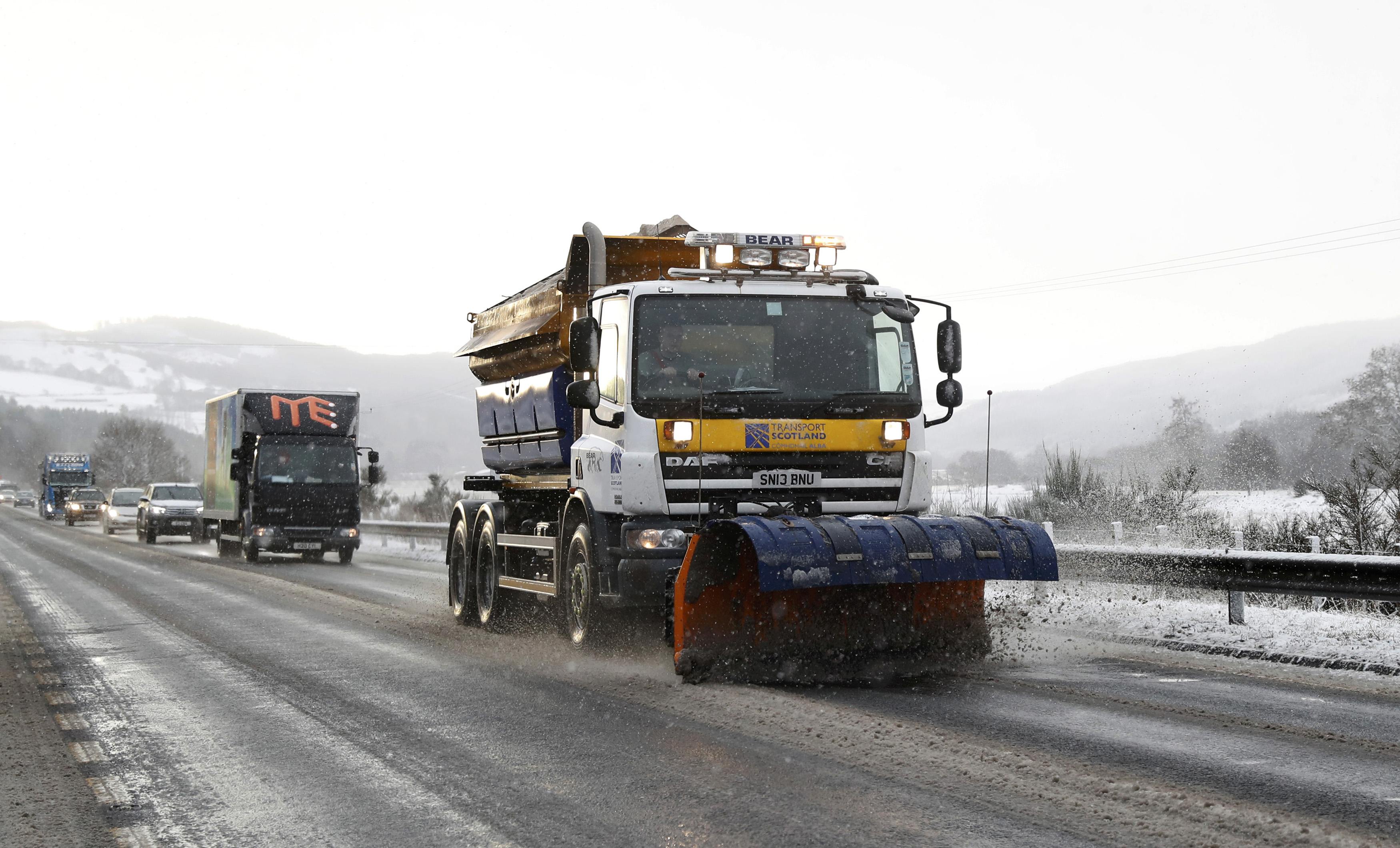سيارة تزيل الثلج عن الطرق الرئيسية فى اسكتلندا