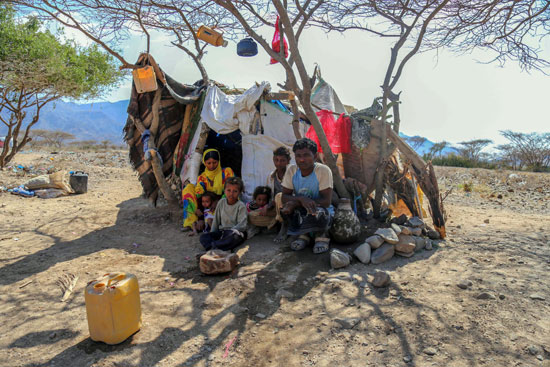 أسرة يمنية تعيش فى خيمة بسيطة فى مخيم بتعز
