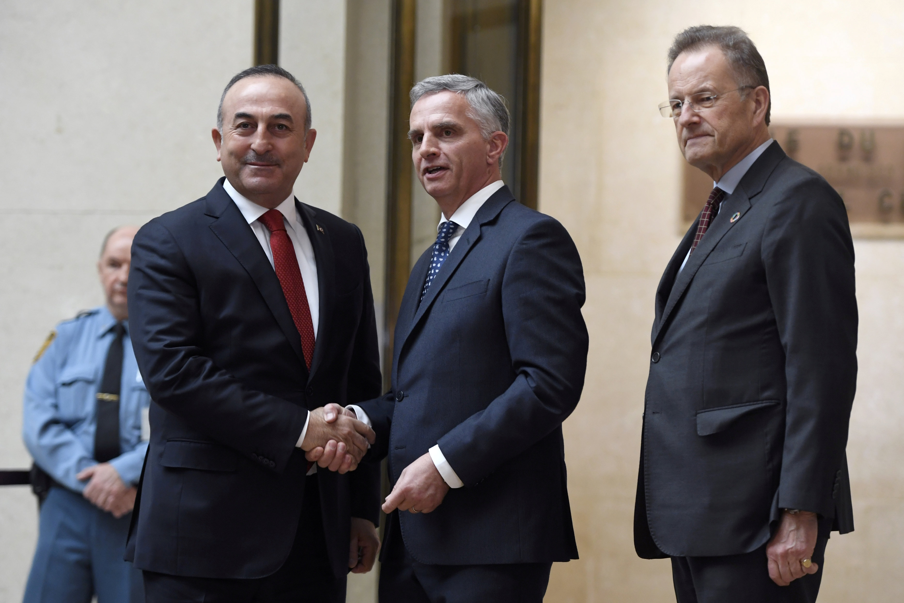 وزير الخارجية التركى يصافح وزير الخارجية السويسرى قبل مؤتمر توحيد قبرص فى جنيف