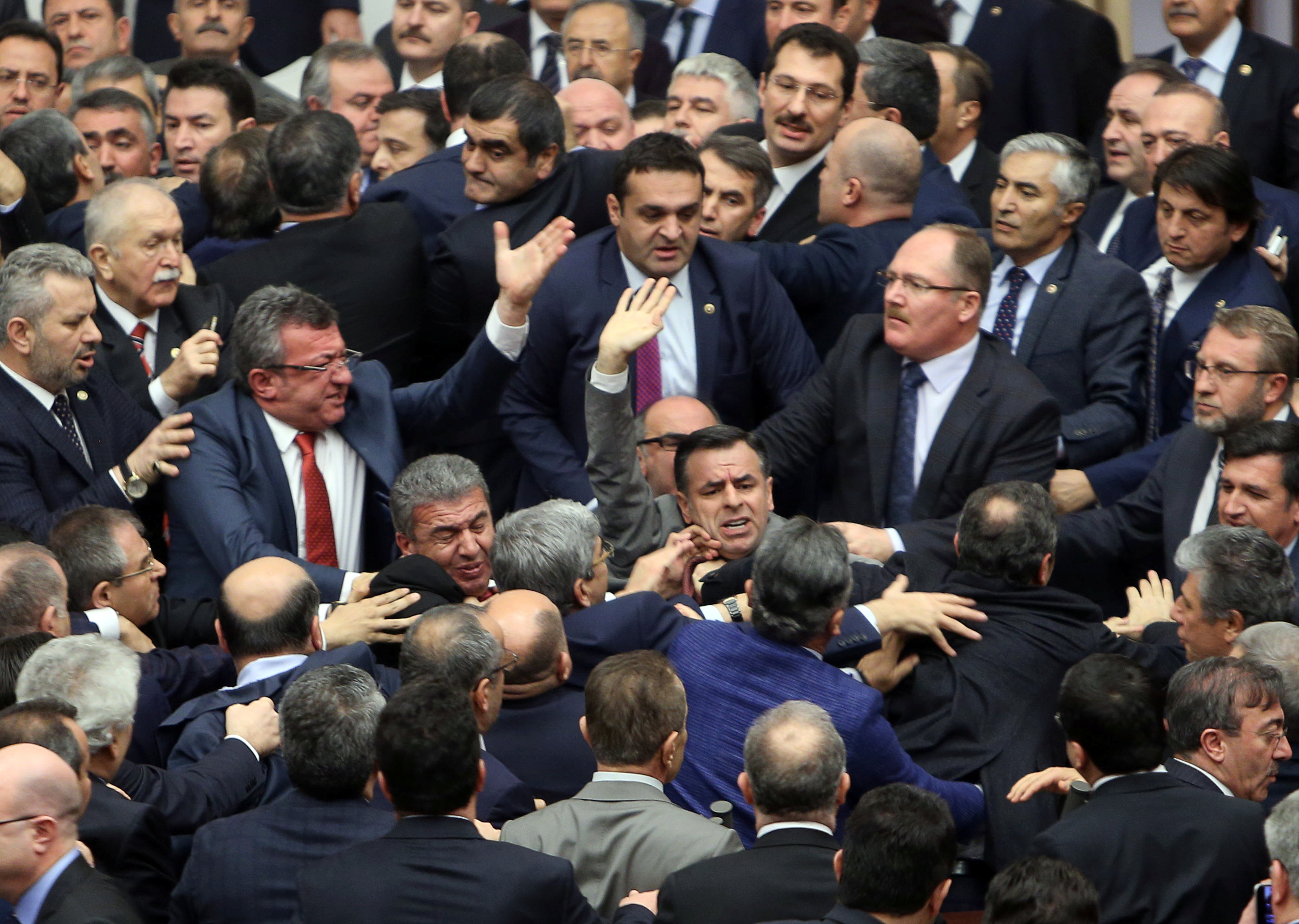 عراك بالأيدى بين نواب الحزب الحاكم والمعارضة فى البرلمان التركى حول إرجاء التصويت على التعديلات الدستورية- رويترز (3)