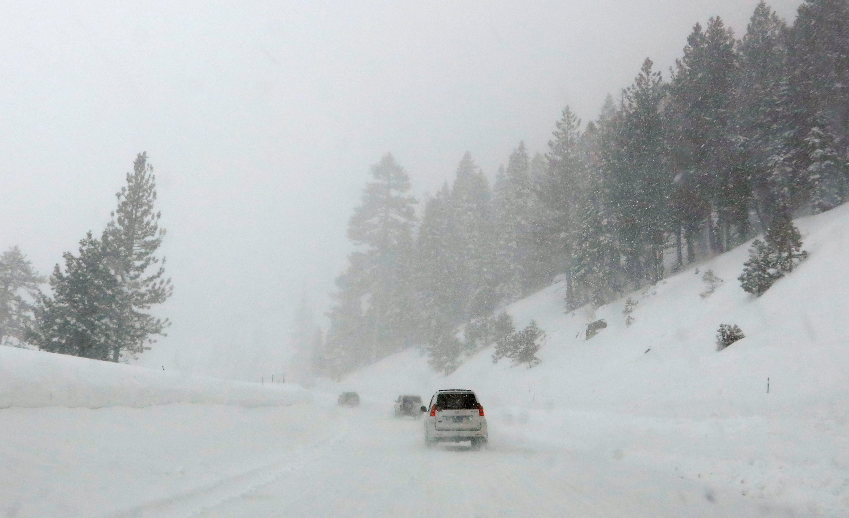 سيارات تسير على طرق مغطاه بالثلج فى أمريكا