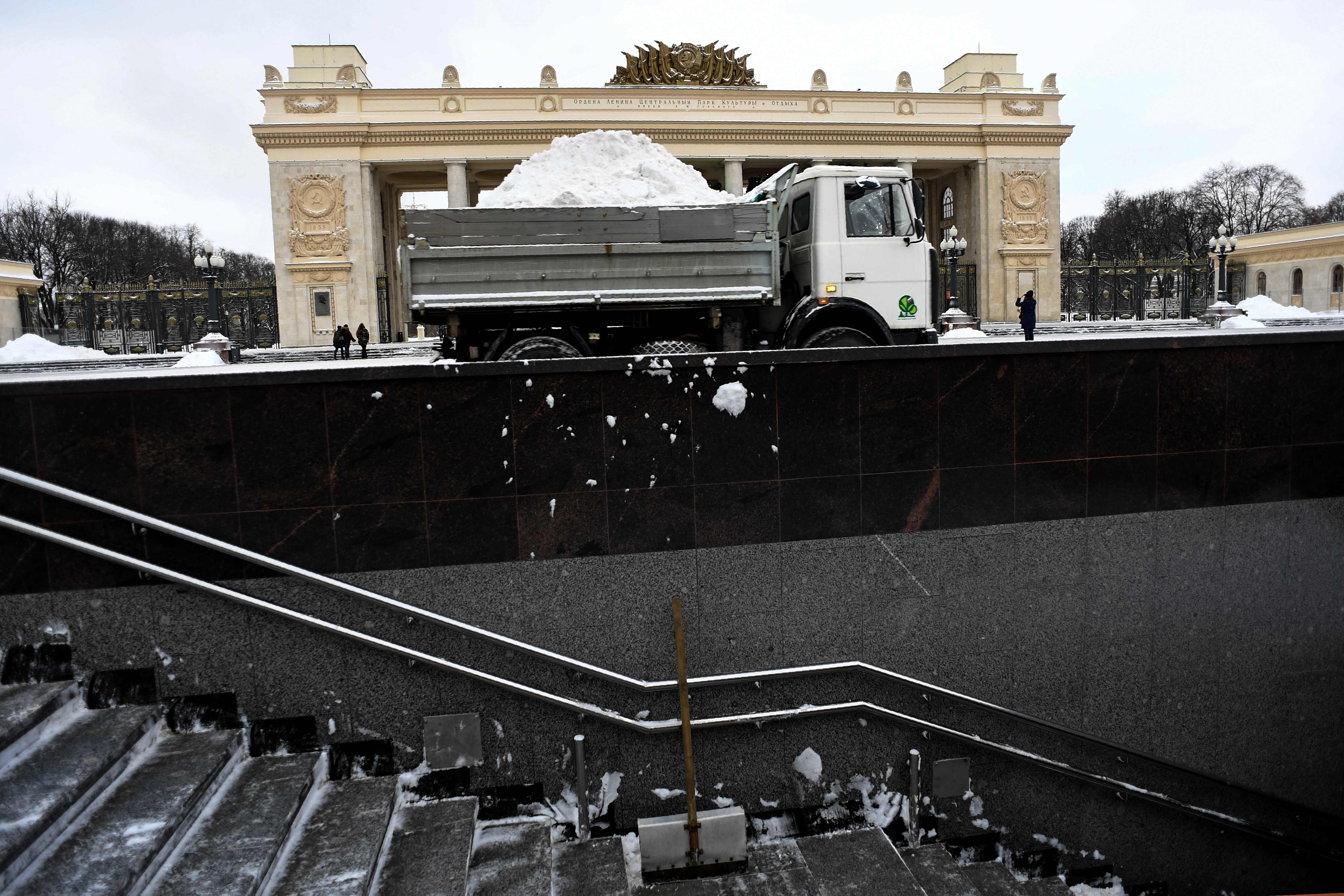 محاولة إزالة الثلوج فى العاصمة الروسية موسكو