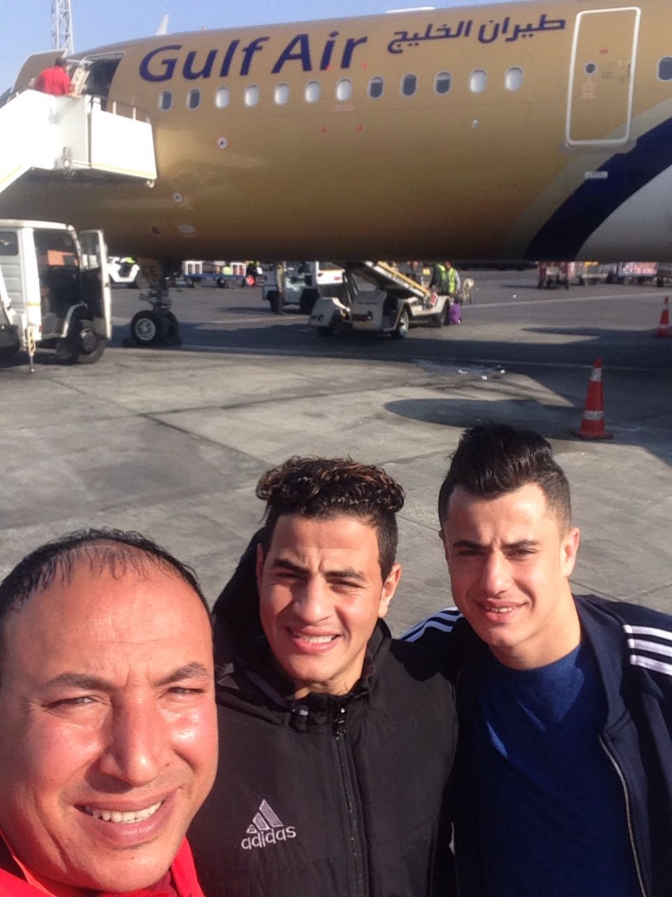 لاعبو منتخب مصر العسكرى بجانب الطائرة