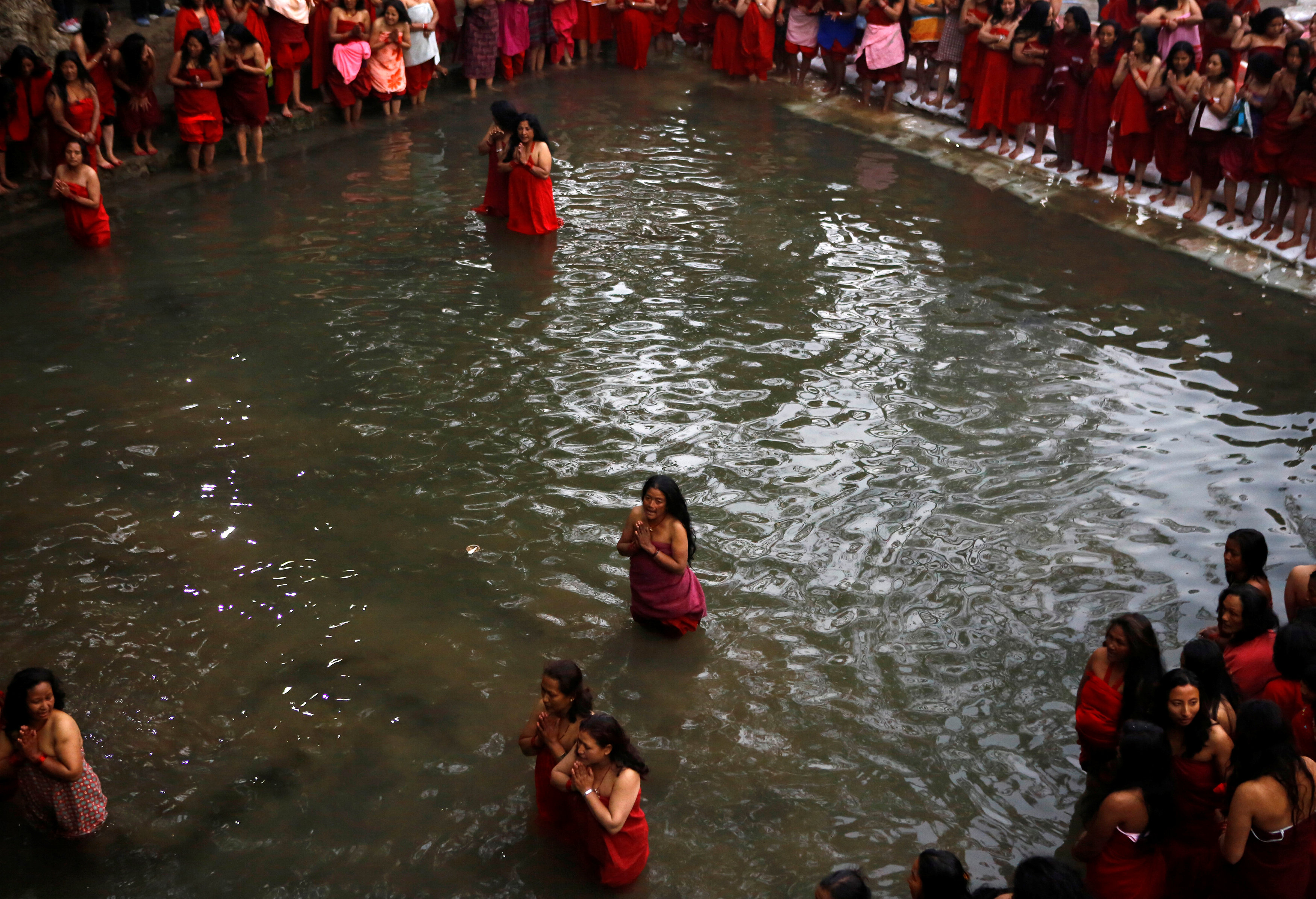 انطلاق مهرجان النساء فى نيبال وسباحة النساء فى نهر هانومانتى وباجماتى للاحتفال