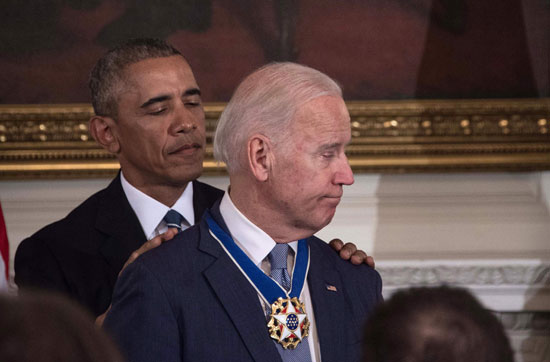 باراك أوباما يضع حول عنف جو بايدن وسام الحرية الرئاسى