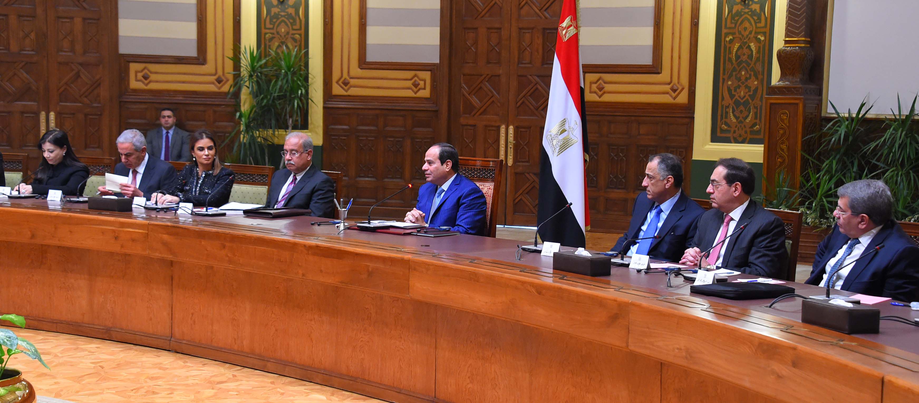 الرئيس  السيسى ورئيس الوزراء وعدد من وزراء المجموعة الاقتصادية ومحافظ البنك المركزى