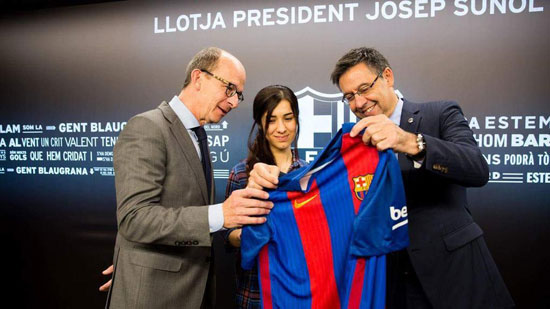 رئيس نادى برشلونة يهدى قميص النادى للأزيدية نادية مراد