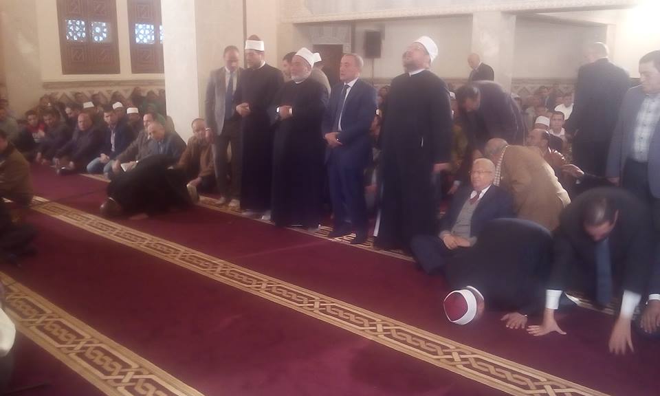 محافظ القليوبية ووزير الاوقاف اثناء الصلاة