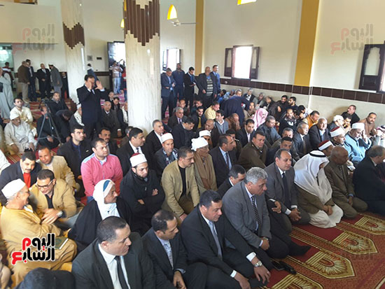  صور لجموع المصلين داخل المسجد
