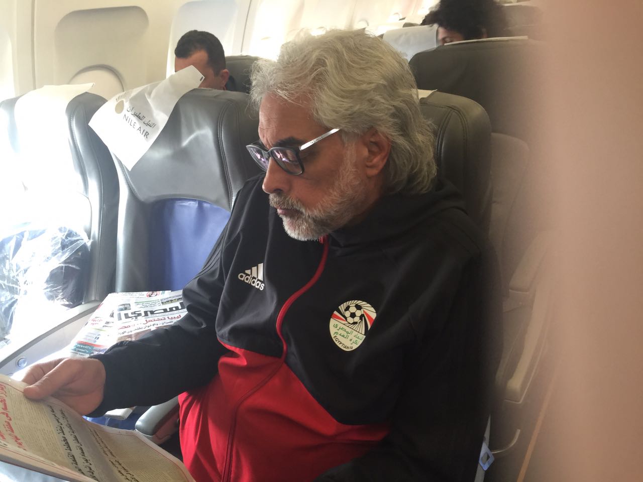 أحمد ناجى يطالع الصحف على متن الطائرة