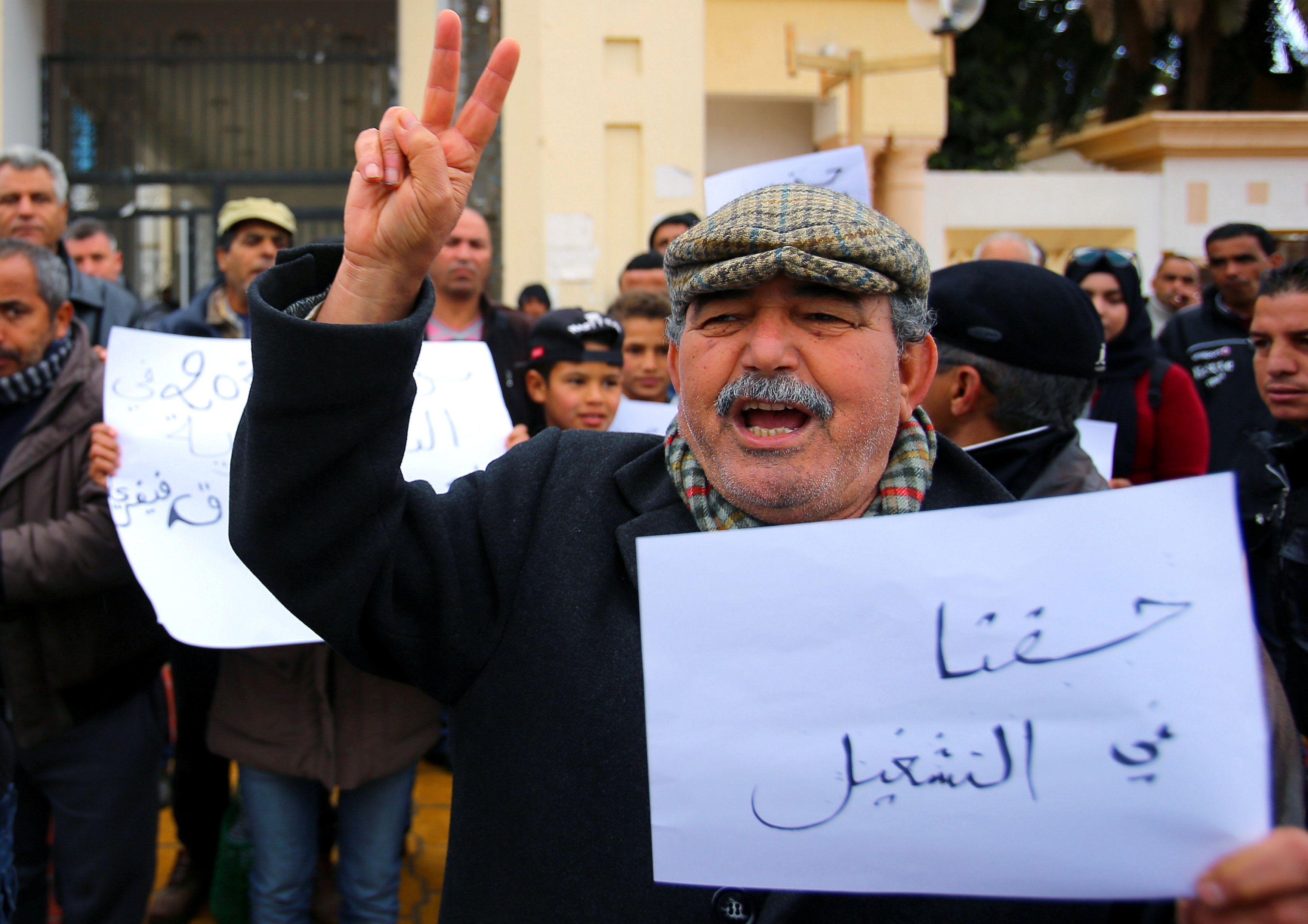 تونسيون يطالبون بخلق فرص عمل فى بلادهم