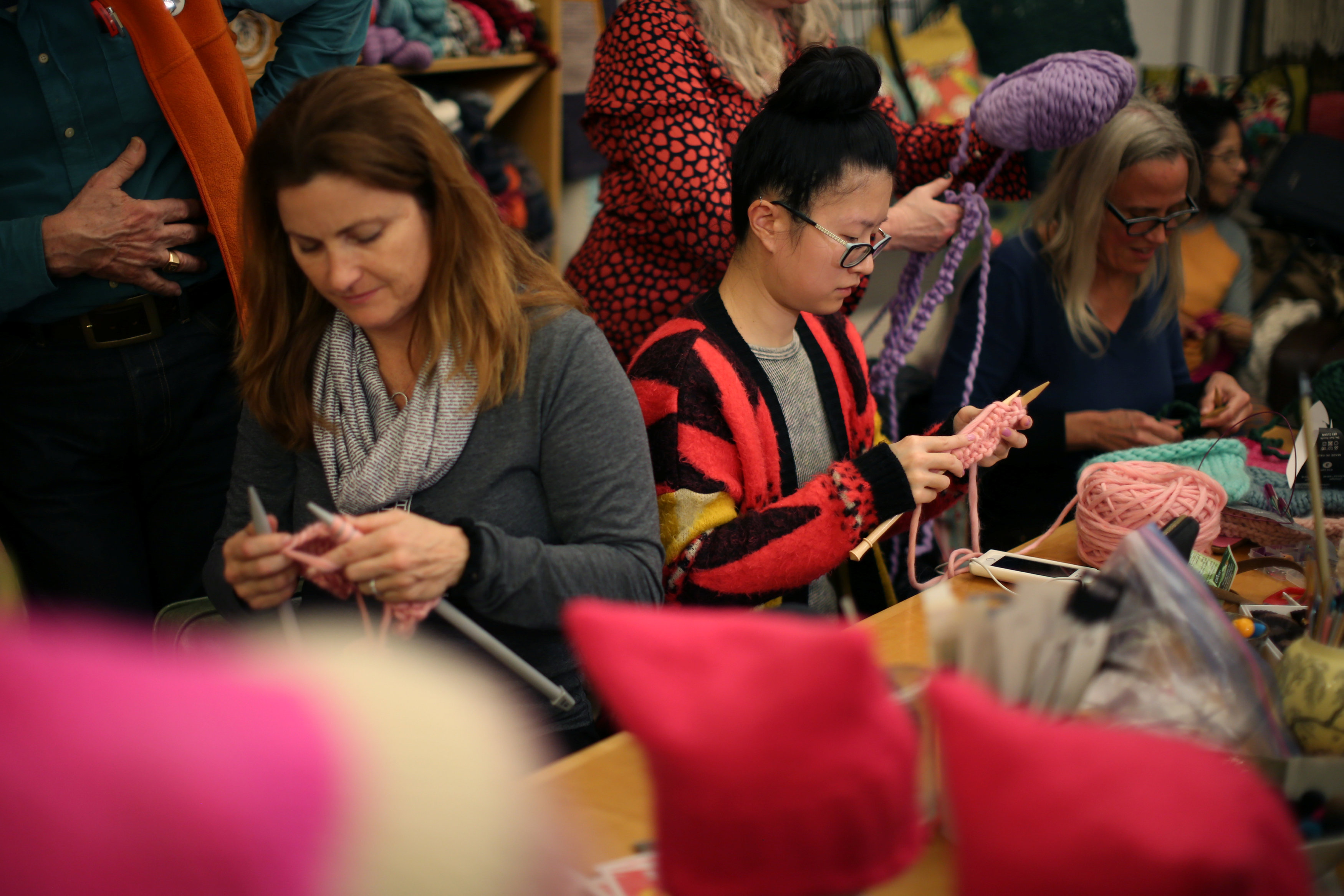 مجموعة عمل صناعة القبعات الوردية للتجهيز للمسيرة النسائية ضد ترامب