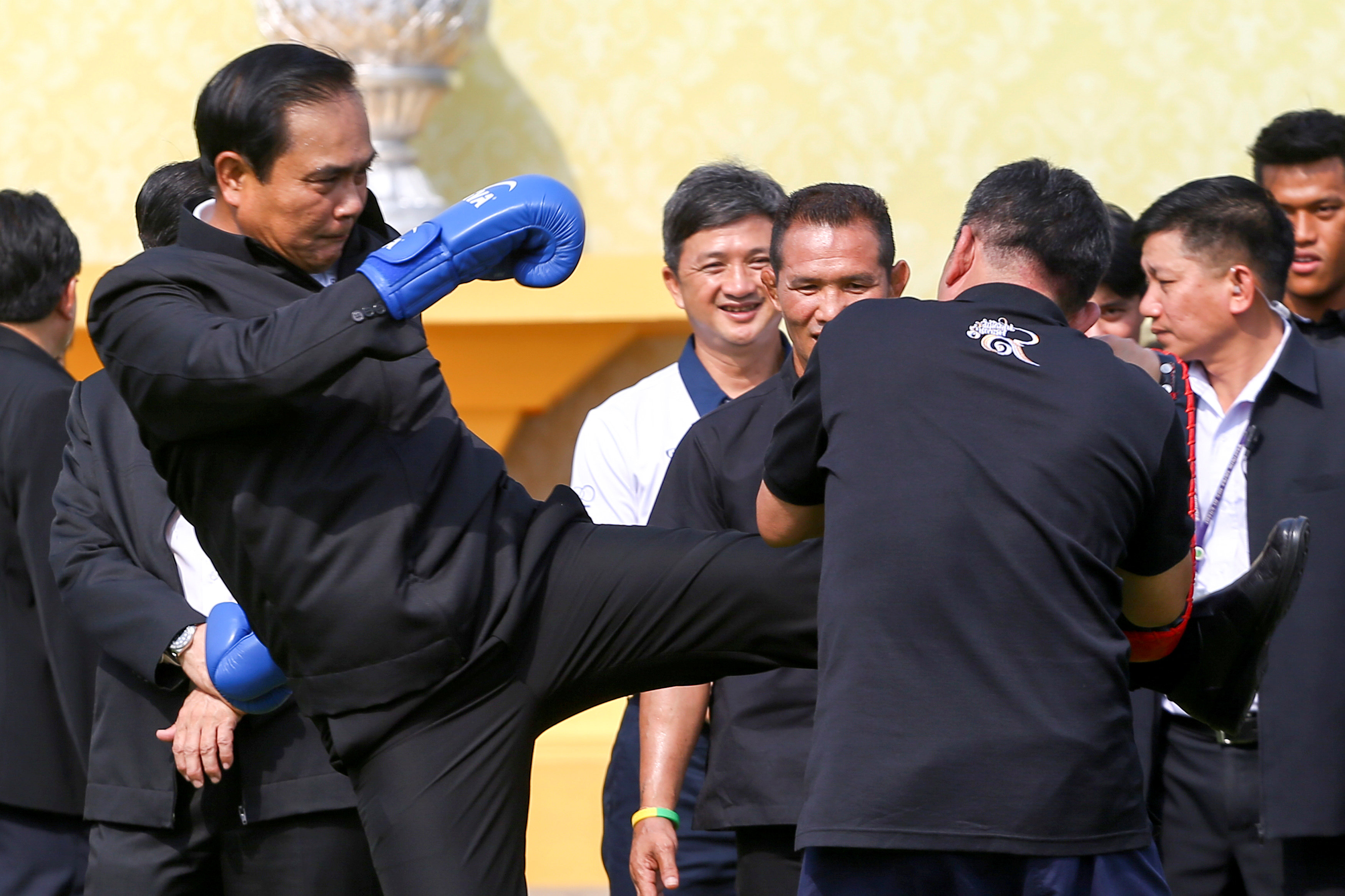 رئيس وزراء تايلاند يتدرب على الألعاب القتالية فى احتفال يوم الطفل بمقر الحكومة