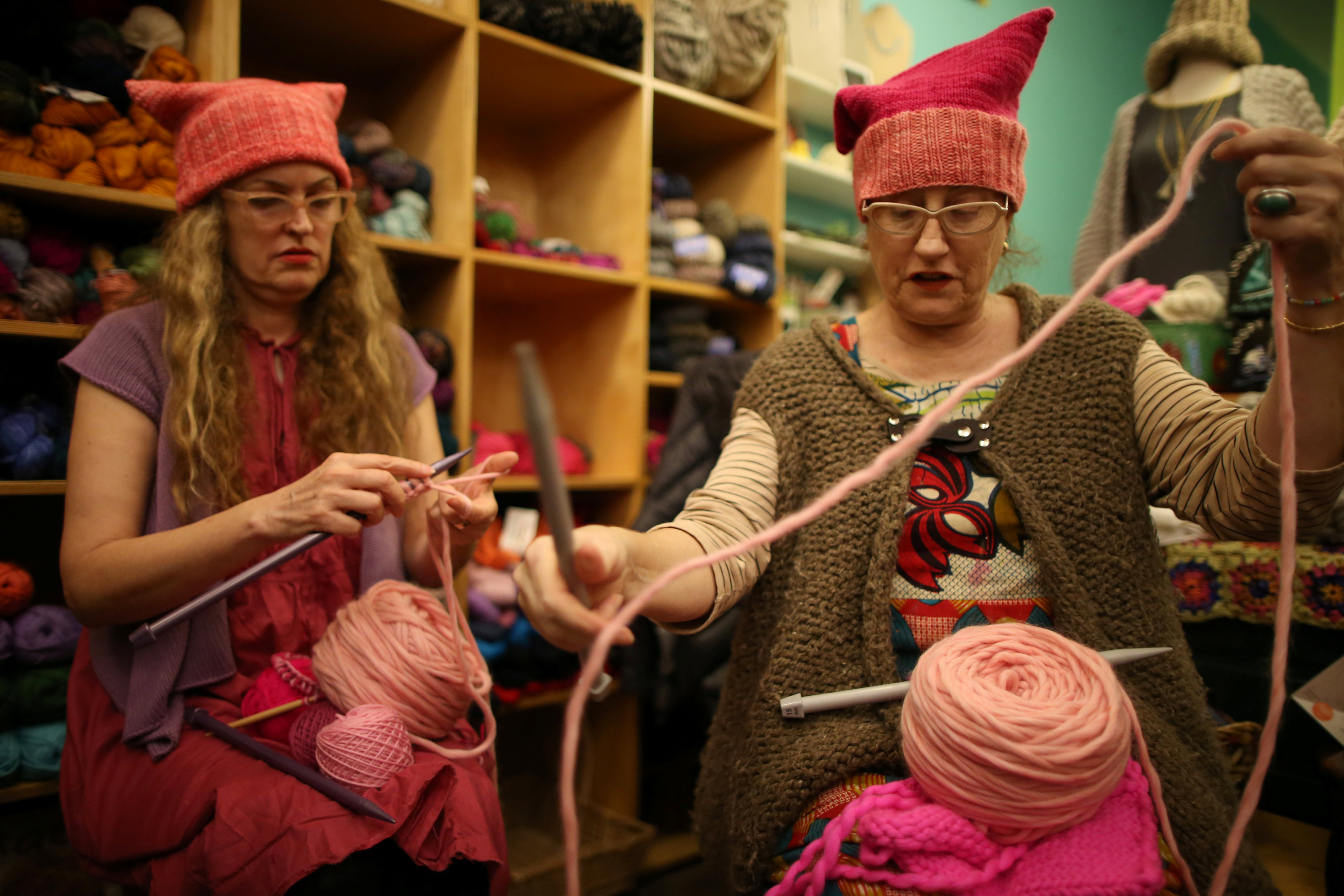 سيدات يستخدمن التريكوه لتصنيع قبعات وردية للمظاهرة النسائية ضد ترامب