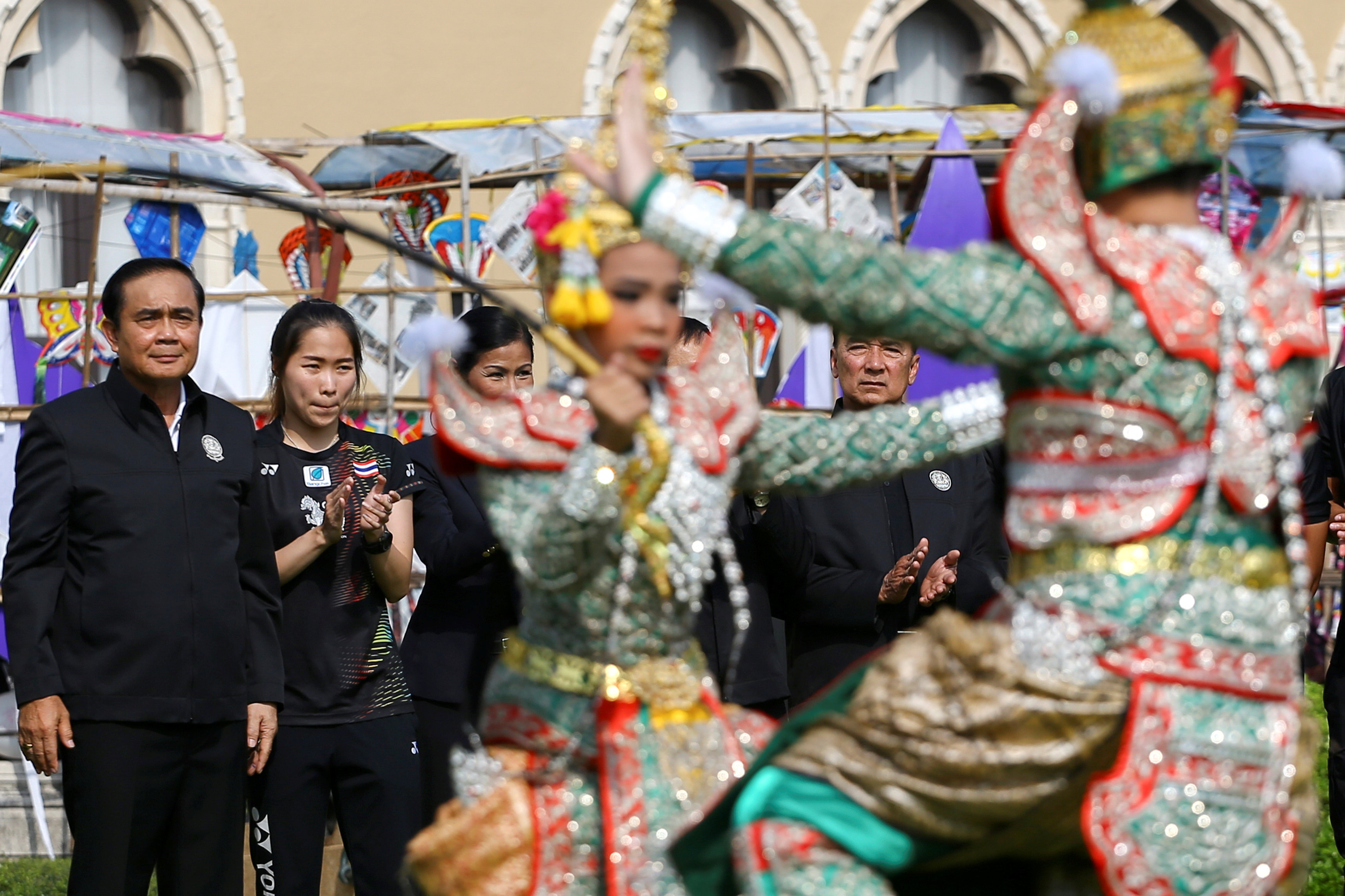 عروض راقصة فى احتفالات تايلاند بيوم الطفل فى مقر الحكومة ببانكوك