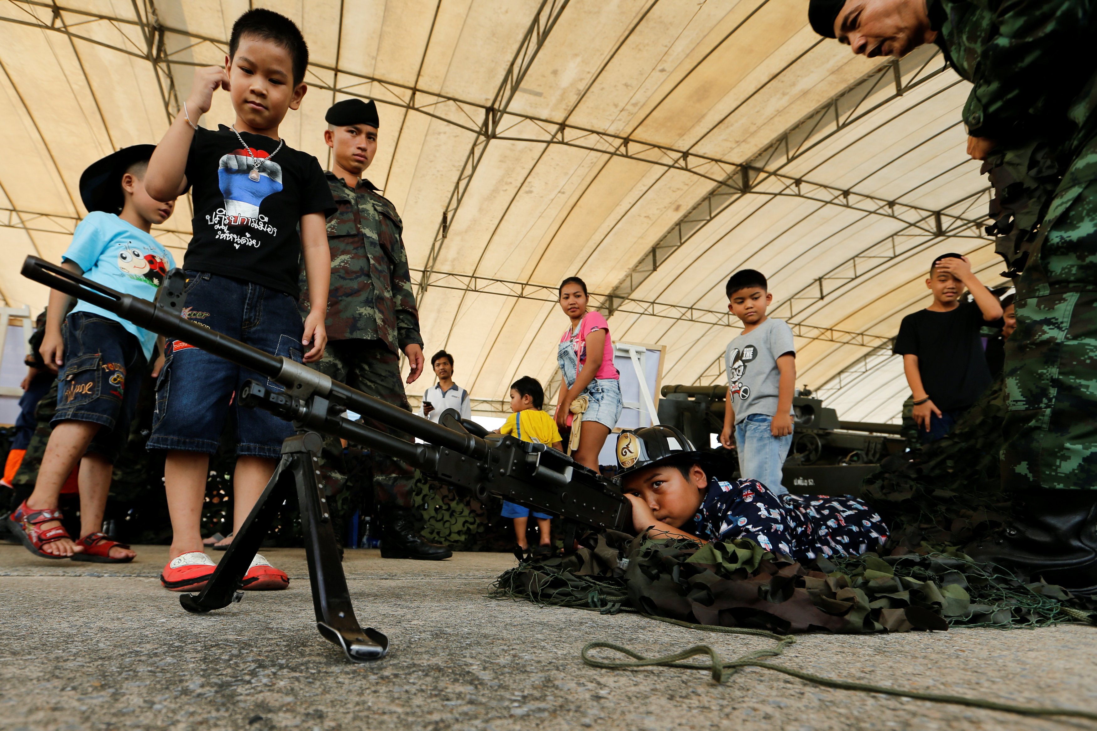 الأطفال يلعبون بالأسلحة خلال احتفالات يوم الطفل فى مقر الحكومة التايلاندية