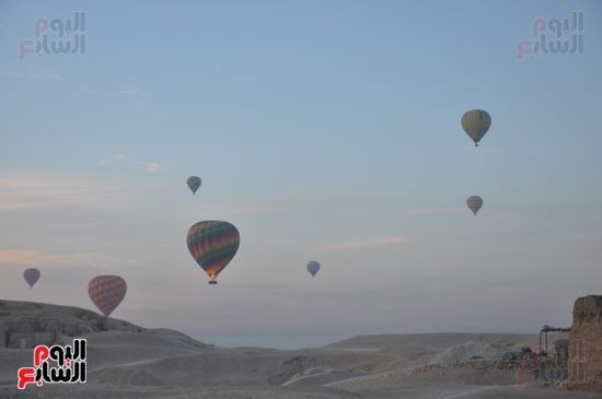 عشرات البالونات تخرج يوميا 