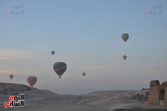 السائحون يستمتعون باثار الاقصر خلال رحلات البالون