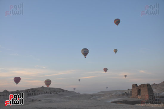 البالونات الطائرة تحلق في سماء مدينة الفراعنة