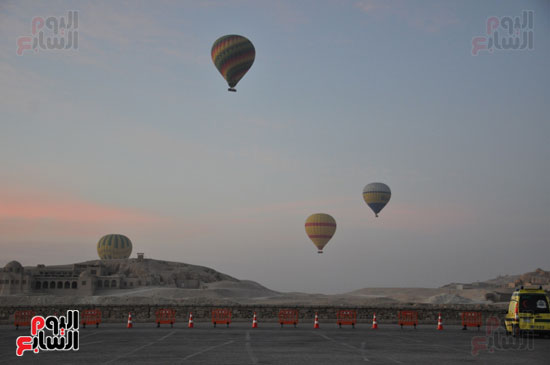 عدد من البالونات فوق معابد غرب الاقصر