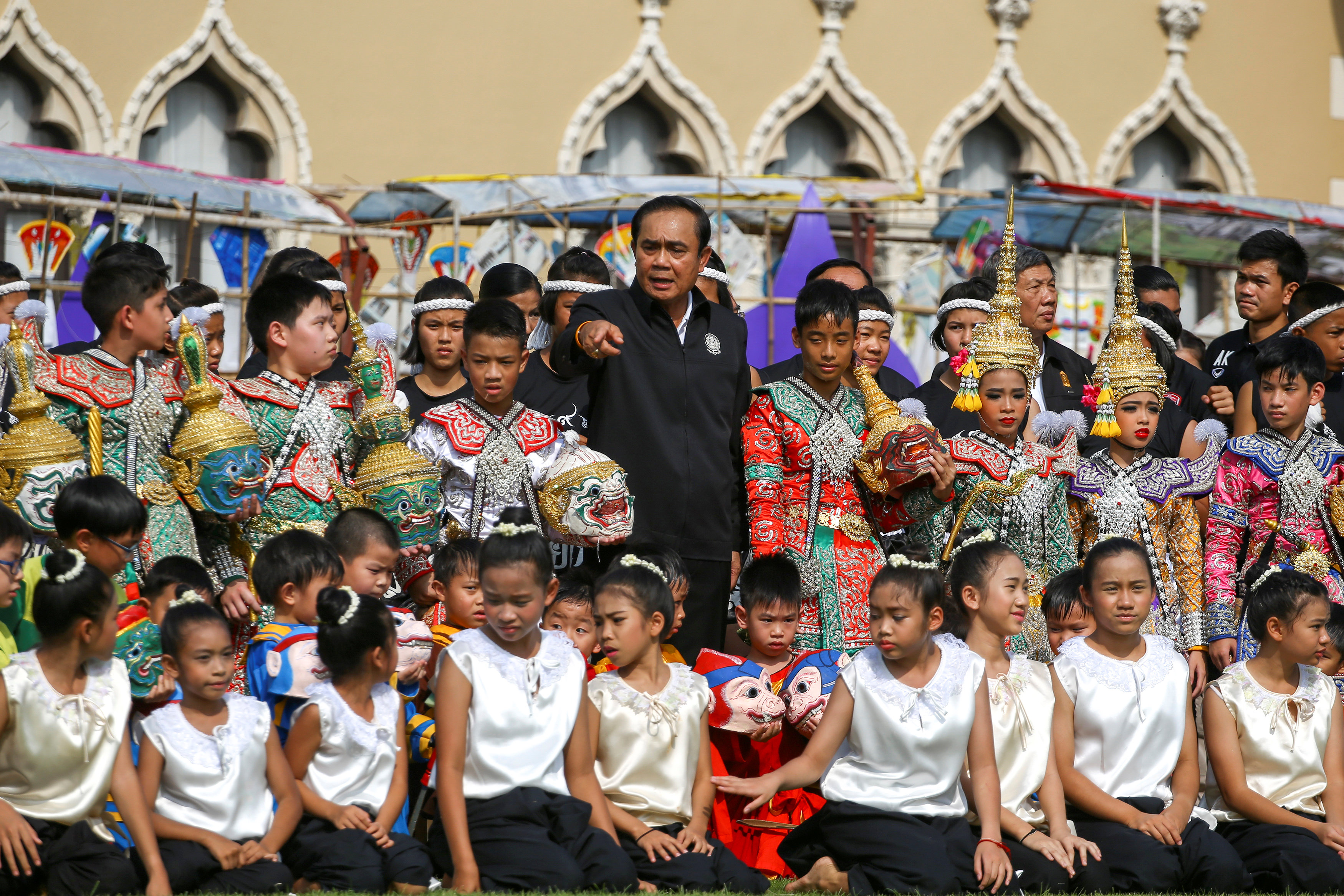 رئيس الوزراء التايلاندى يلتقط صورة تذكارية مع الأطفال خلال احتفالات يوم الطفل
