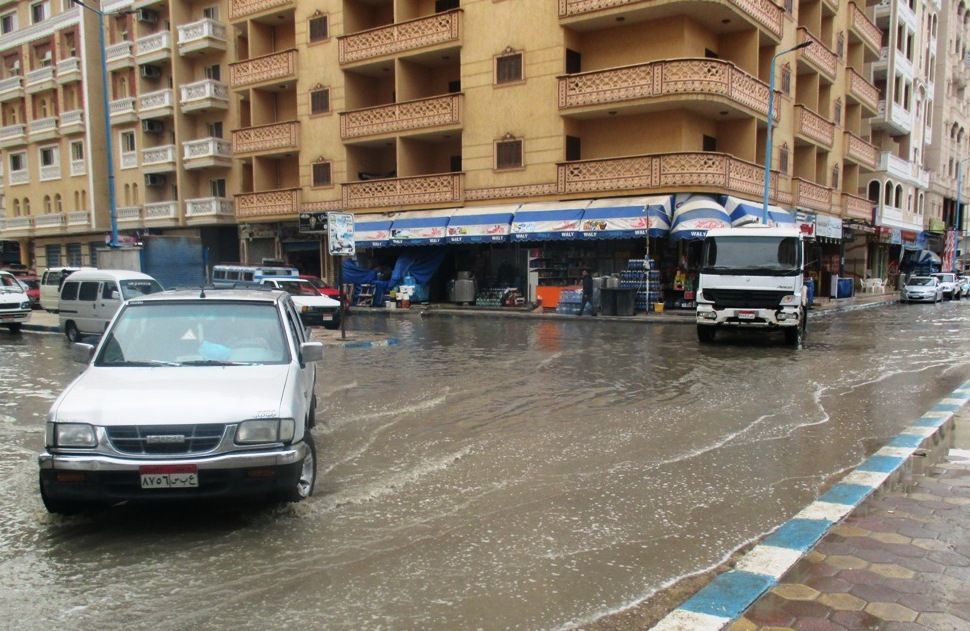 4-جانب من اعمال ازالة تجمعات مياه الامطرار بشوارع مطروح