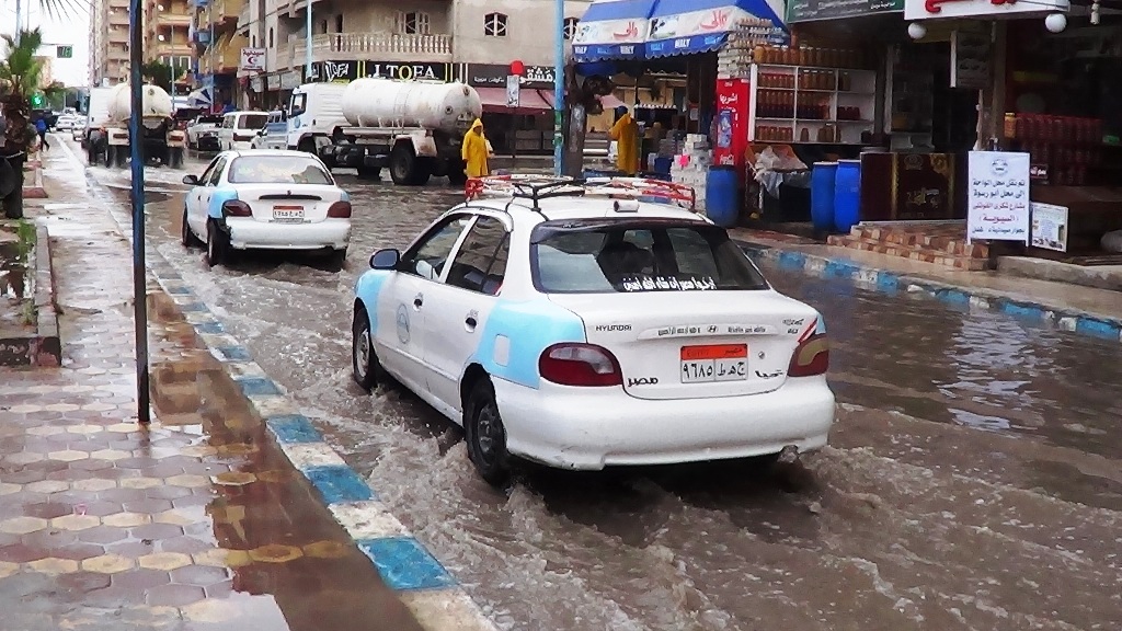3-شركة مياه مطروح تنقذ الشوارع من الغرق