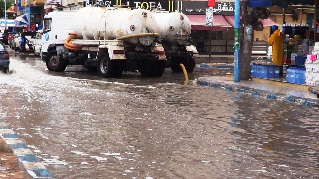 2-مجموعات ازالة مياه الامطار من شوارع مطروح تعمل ليلا ونهارا