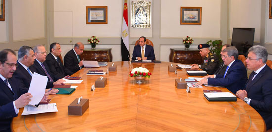 السيسي يجتمع بقيادات الدولة ويشيد بجهود القوات المسلحة والشرطة فى حماية أمن مصر (3)
