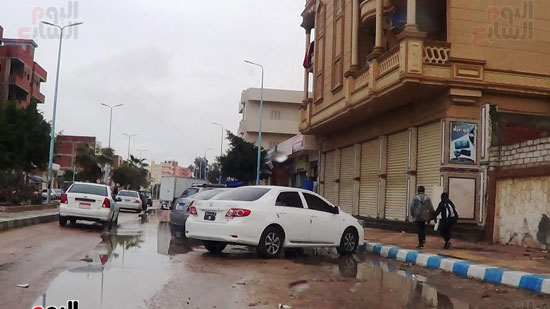 الأمطار تتساقط على شوارع وميادين المحافظة