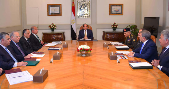 السيسي يجتمع بقيادات الدولة ويشيد بجهود القوات المسلحة والشرطة فى حماية أمن مصر (5)